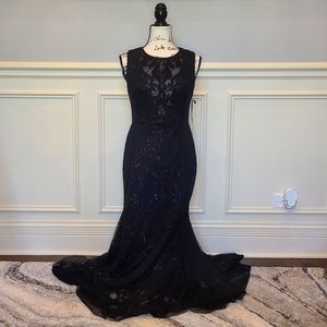 Vera Wang, Black Sleeveless U-Neck Long Lace Dress with sequins and embroidery